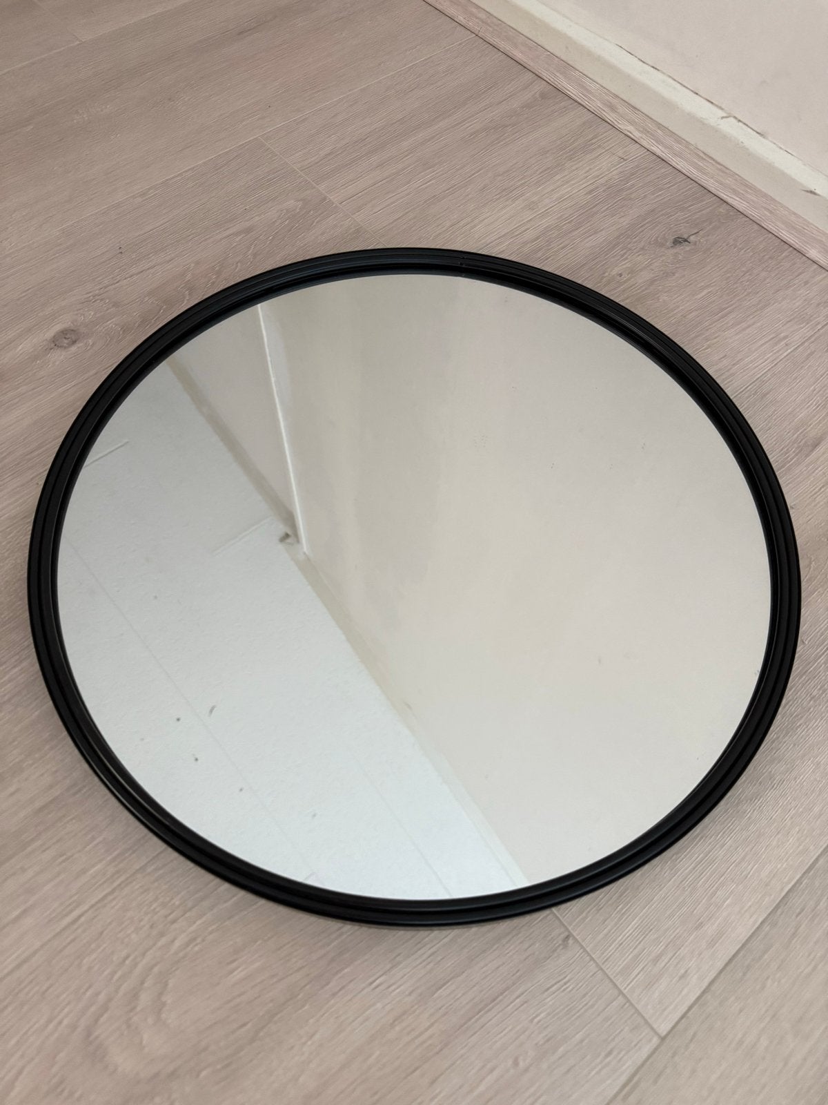 Ronde spiegel met zwarte rand - Ø 40 cm, Huis en Inrichting, Woonaccessoires | Spiegels, Ophalen, Minder dan 50 cm, Rond, Zo goed als nieuw