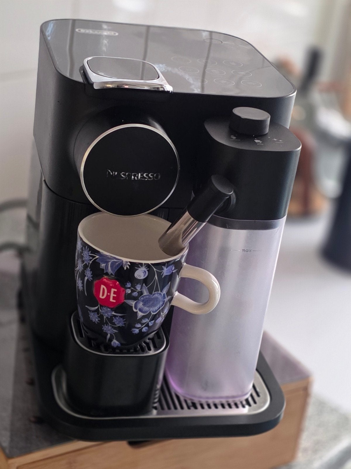 Nespresso Gran Lattissima *  met kleine lek, Witgoed en Apparatuur, Koffiezetapparaten, Ophalen, Gebruikt, Koffiemachine, Koffiepads en cups