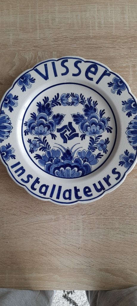 Delfts blauw wandbord 'Visser Installateurs' handgeschilderd, Antiek en Kunst, Antiek | Keramiek en Aardewerk, Verzenden