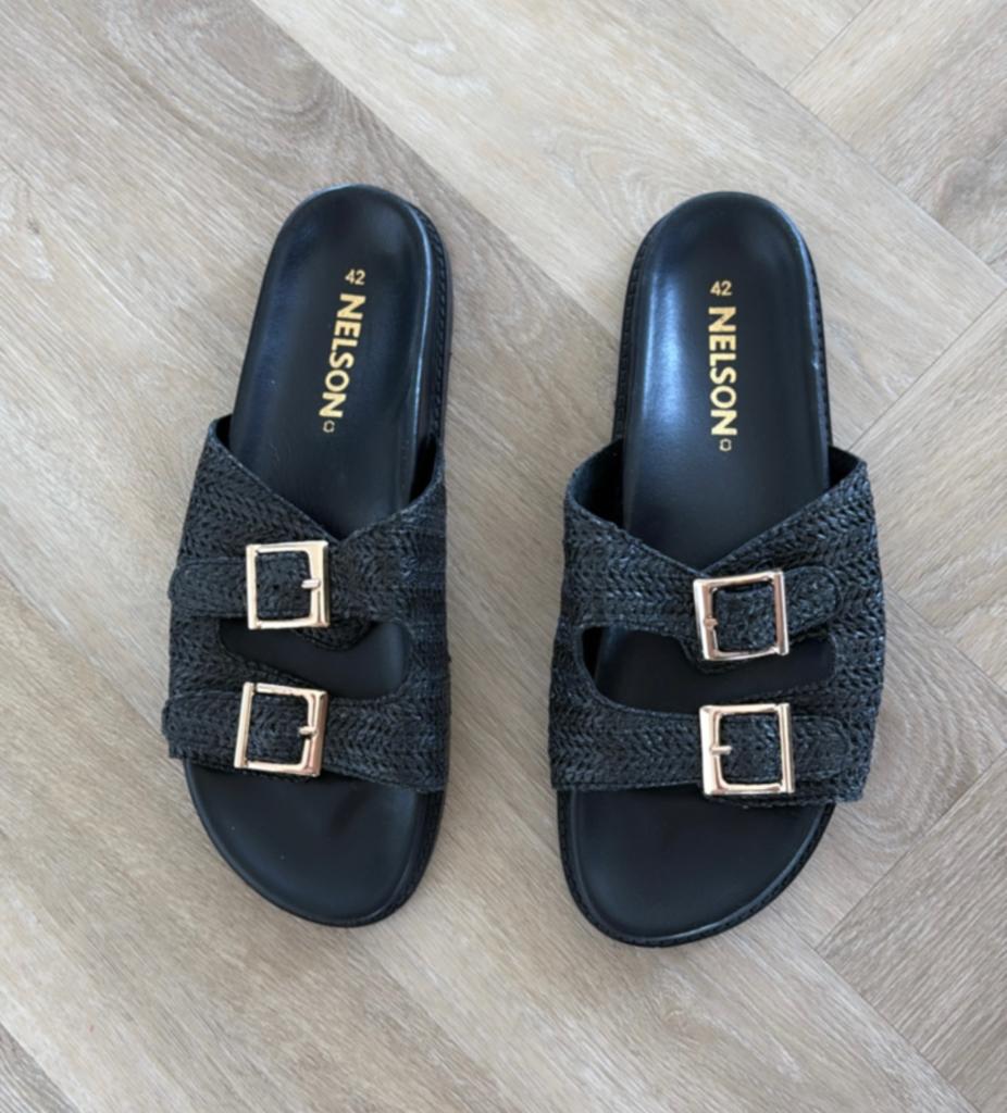 Zwarte Nelson damesslippers raffia bekleding goude gespen 42, Ophalen of Verzenden, Nieuw, Zwart