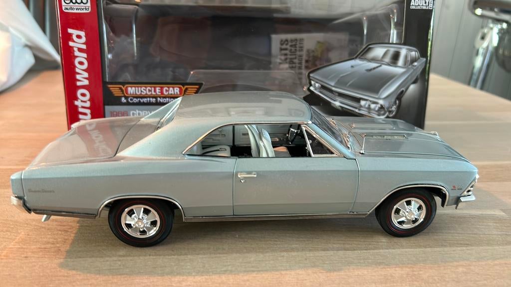 Auto World 1966 Chevy Chevelle SS 396 - Zilver, Hobby en Vrije tijd, Modelauto's | 1:18, Ophalen of Verzenden, Zo goed als nieuw