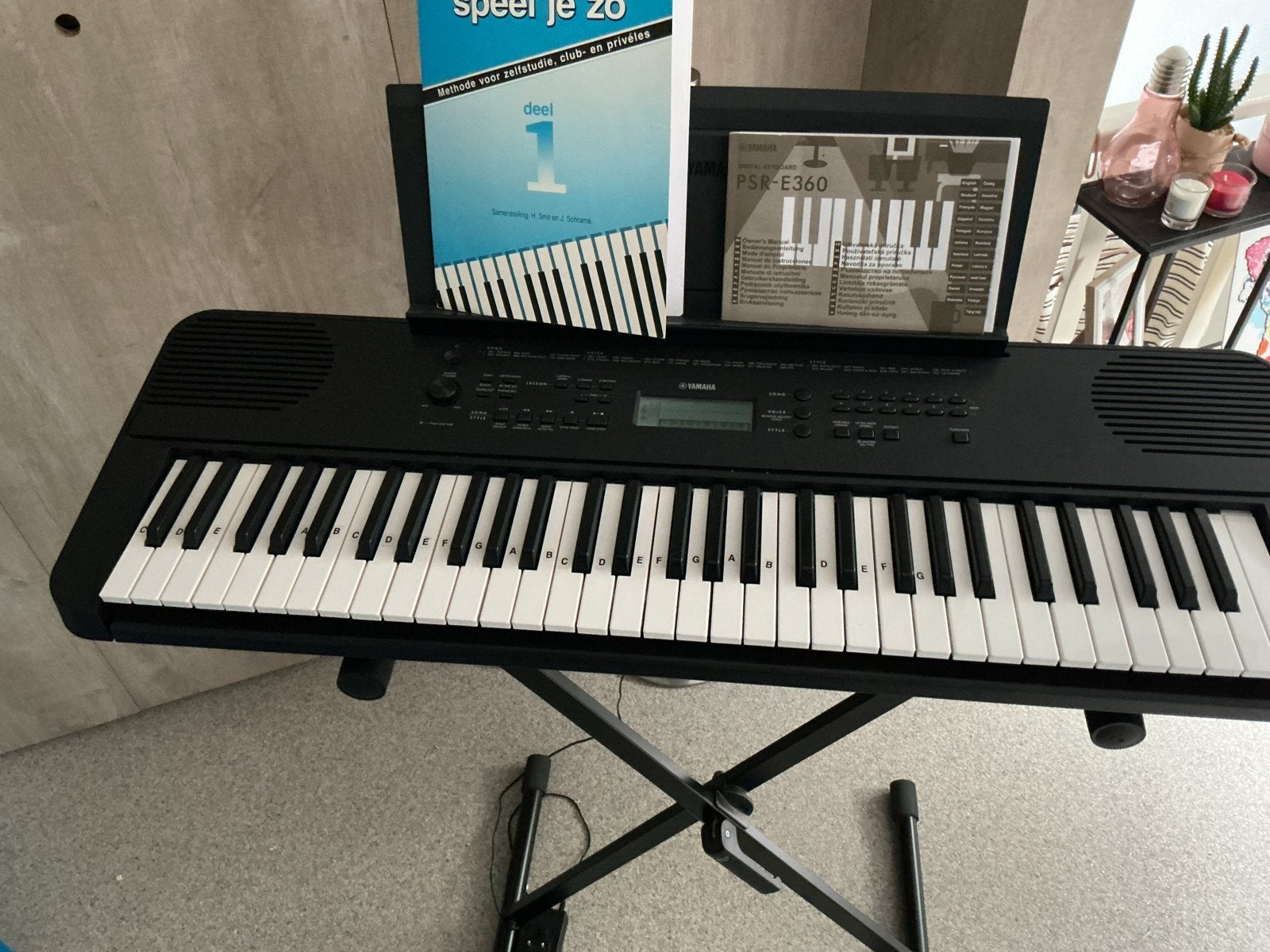 Yamaha PSR-E360 Keyboard met standaard en boek, Muziek en Instrumenten, 61 toetsen, Yamaha, Ophalen of Verzenden, Zo goed als nieuw