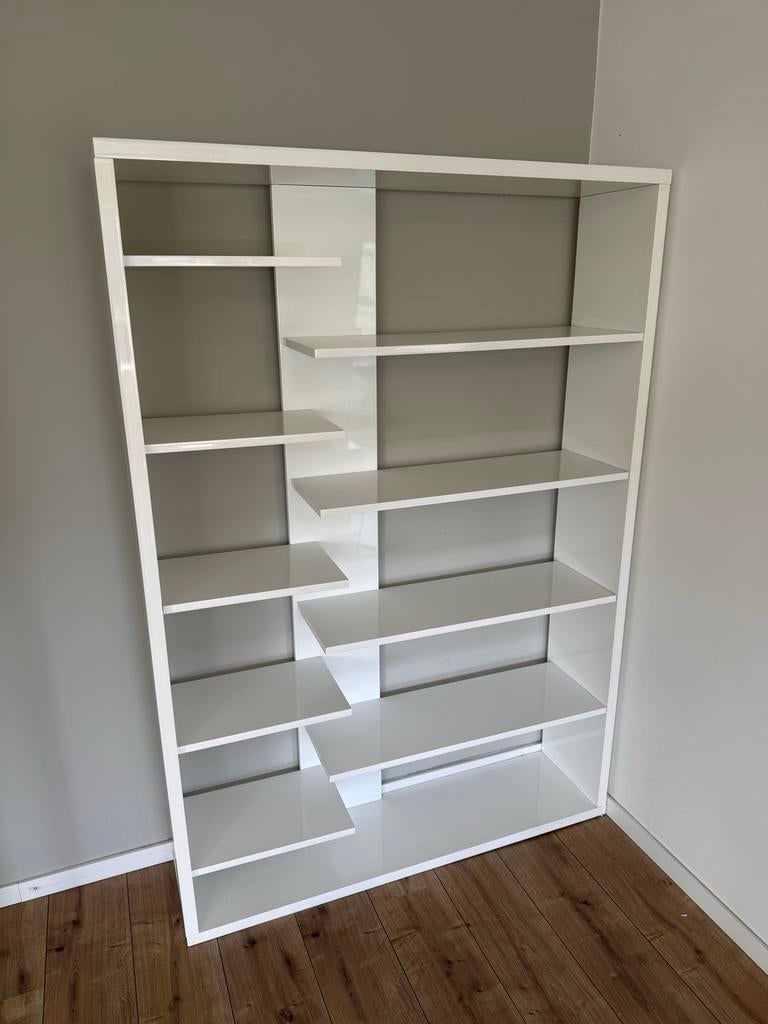 Moderne hoogglans witte boekenkast met speelse indeling, Ophalen, Met plank(en), Kunststof, 100 tot 150 cm