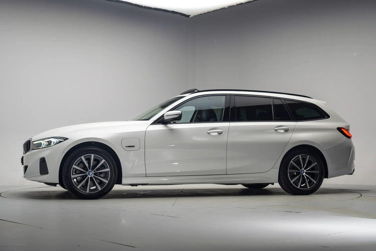BMW 3-serie 320e xDrive High Executive Aut. [ Panoramadak Ca, 1998 cc, Gebruikt, 4 cilinders, Wit