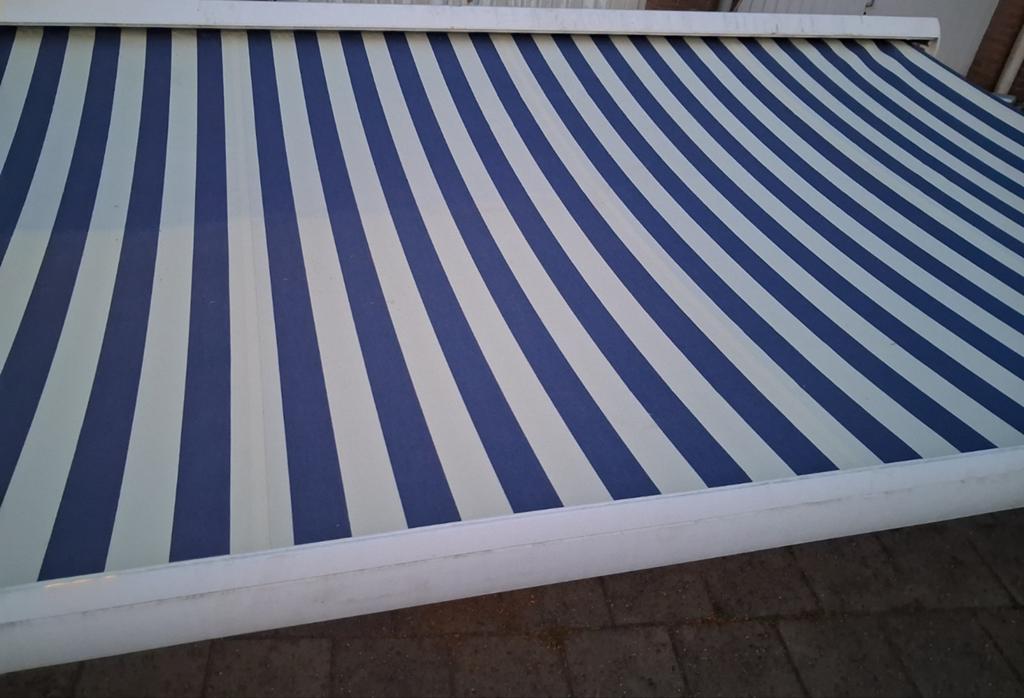 Mooi elektrisch zonnescherm  5 x 2.5  blauw / creme, 450 cm of meer, Elektrisch, Ophalen of Verzenden, Zo goed als nieuw