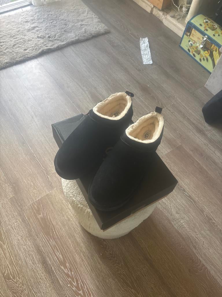 Nieuwe UGG Tasman pantoffels - Zwart, Ophalen of Verzenden, Zo goed als nieuw