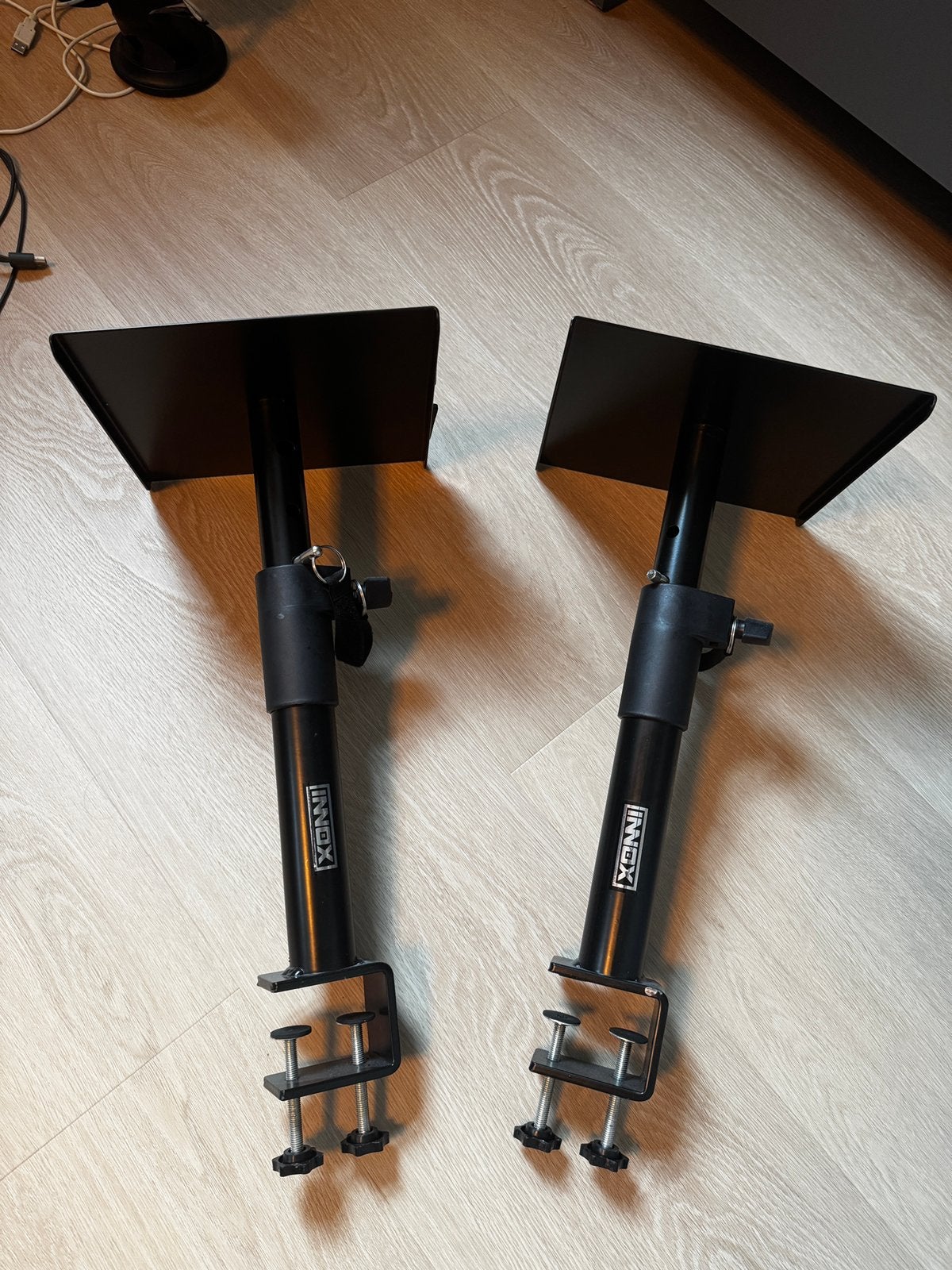 Innox IVA MON-08 monitor statieven met klem (set van 2), Ophalen, Zo goed als nieuw