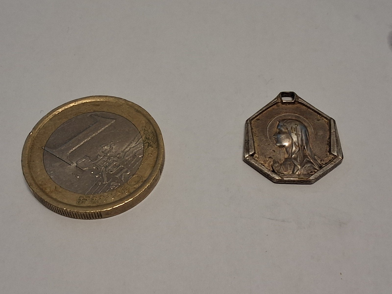 Vintage Katholieke Onze Lieve Vrouw van Lourdes Medaille, Ophalen of Verzenden