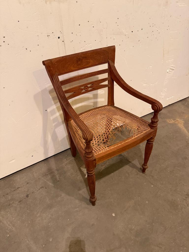 Houten stoel met beschadigd webbing, Ophalen