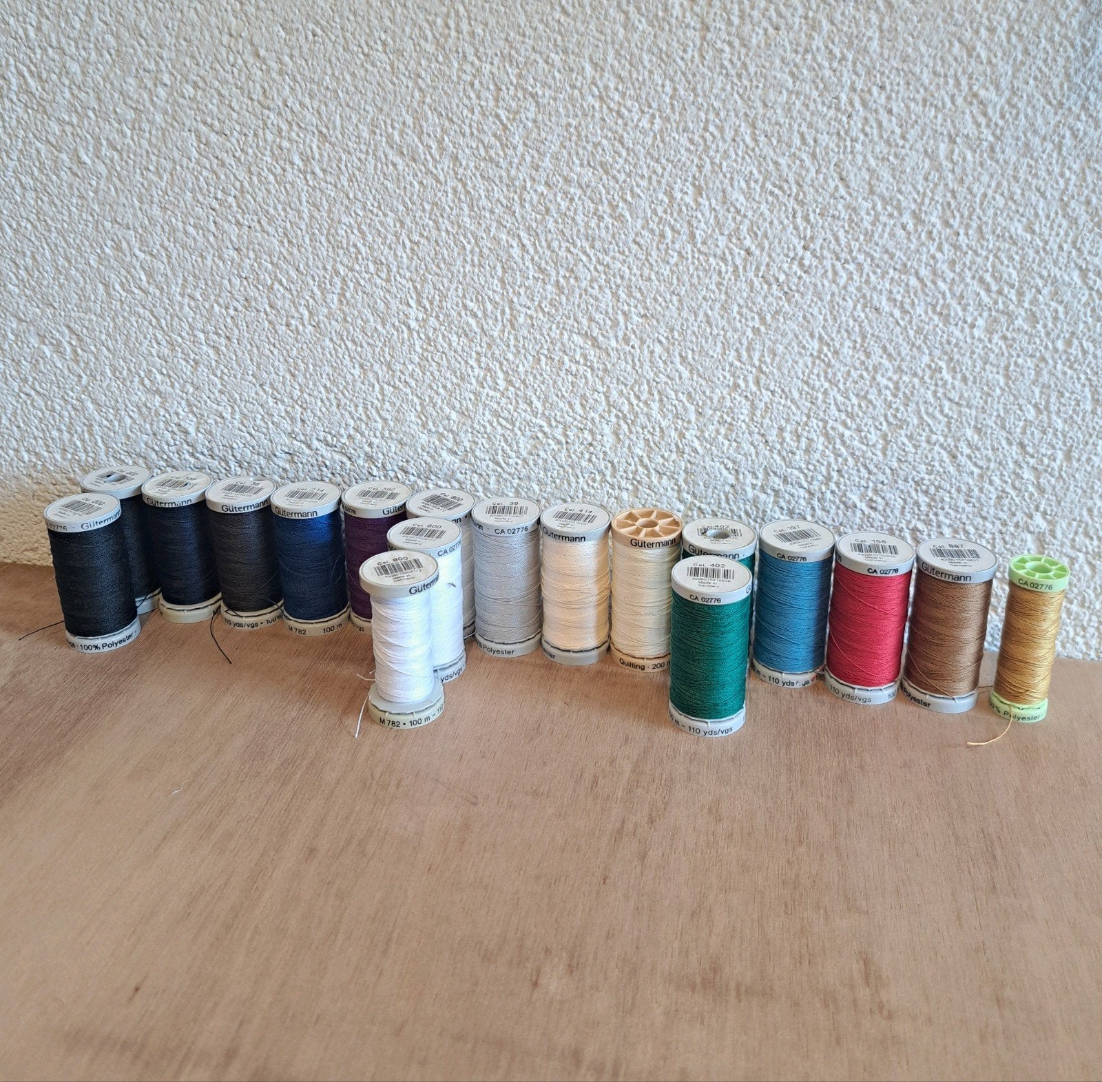 18 Klosjes Gutermann extra sterk naaigaren, Ophalen of Verzenden, Nieuw, Garen of Naald(en)