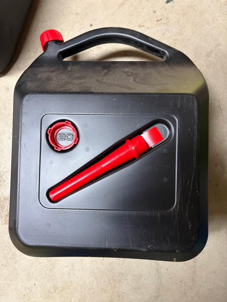 Twee jerrycans 20 en 10 liter, Ophalen