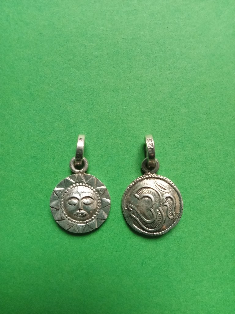 Mooie Kleine Zilveren Hanger met Zonnetje en Ohm teken, Verzenden, Zilver, Ring