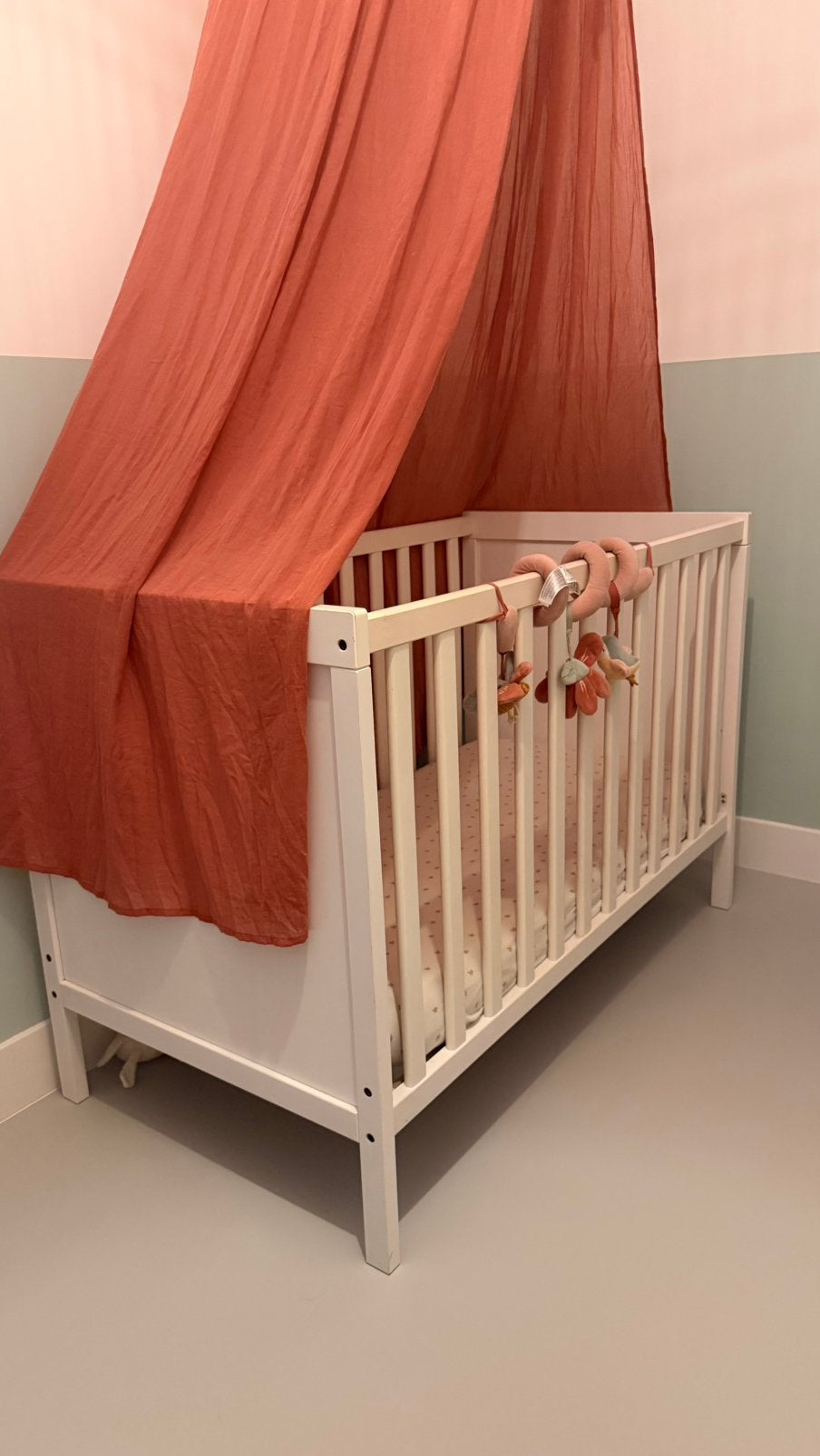 Wit ledikant/peuterbed met matras+aerosleep+bedlinnen, Ophalen, Gebruikt, Jongetje of Meisje