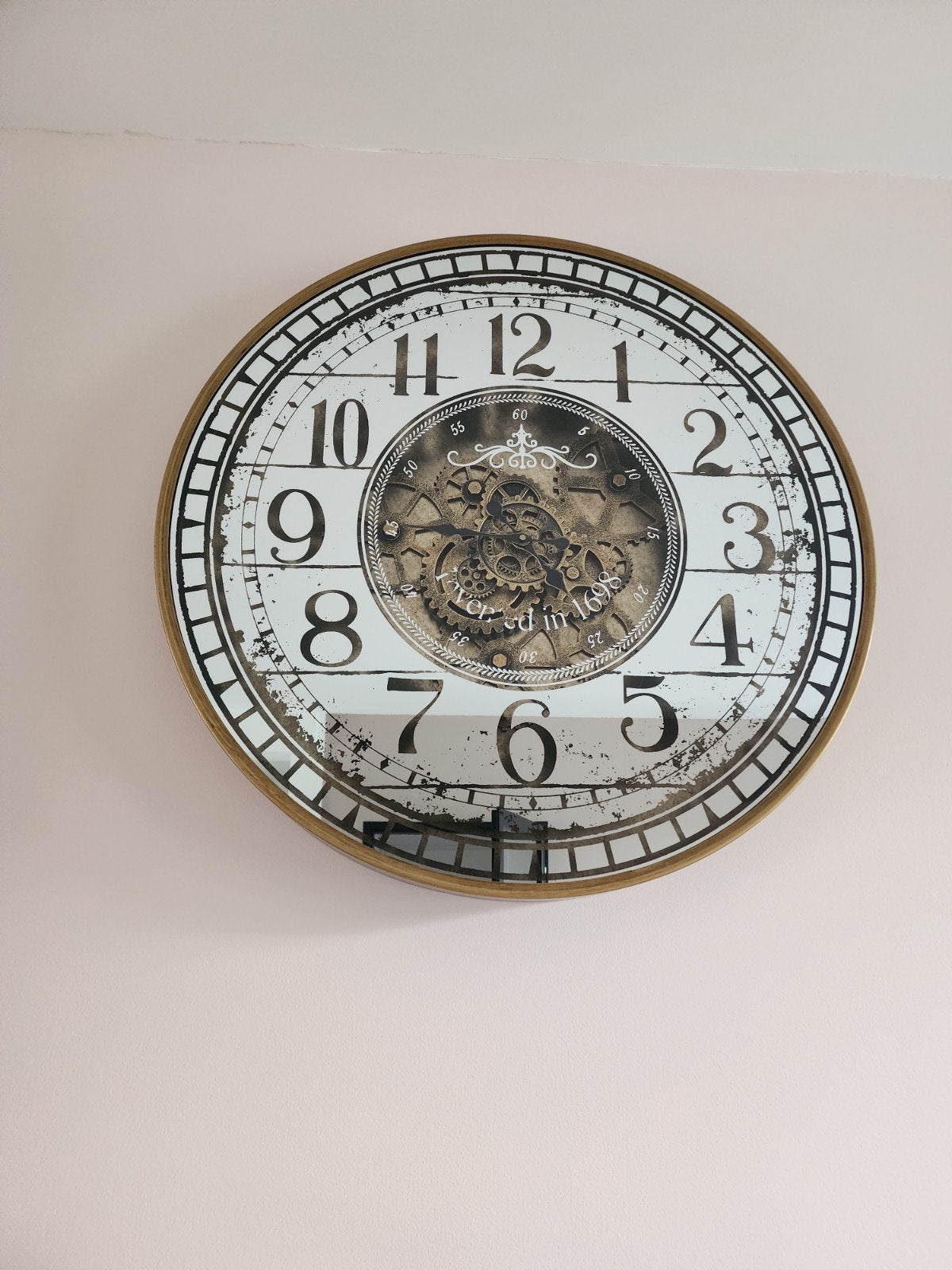 Grote wandklok met zichtbaar draaiend uurwerk, Ophalen, Zo goed als nieuw, Wandklok