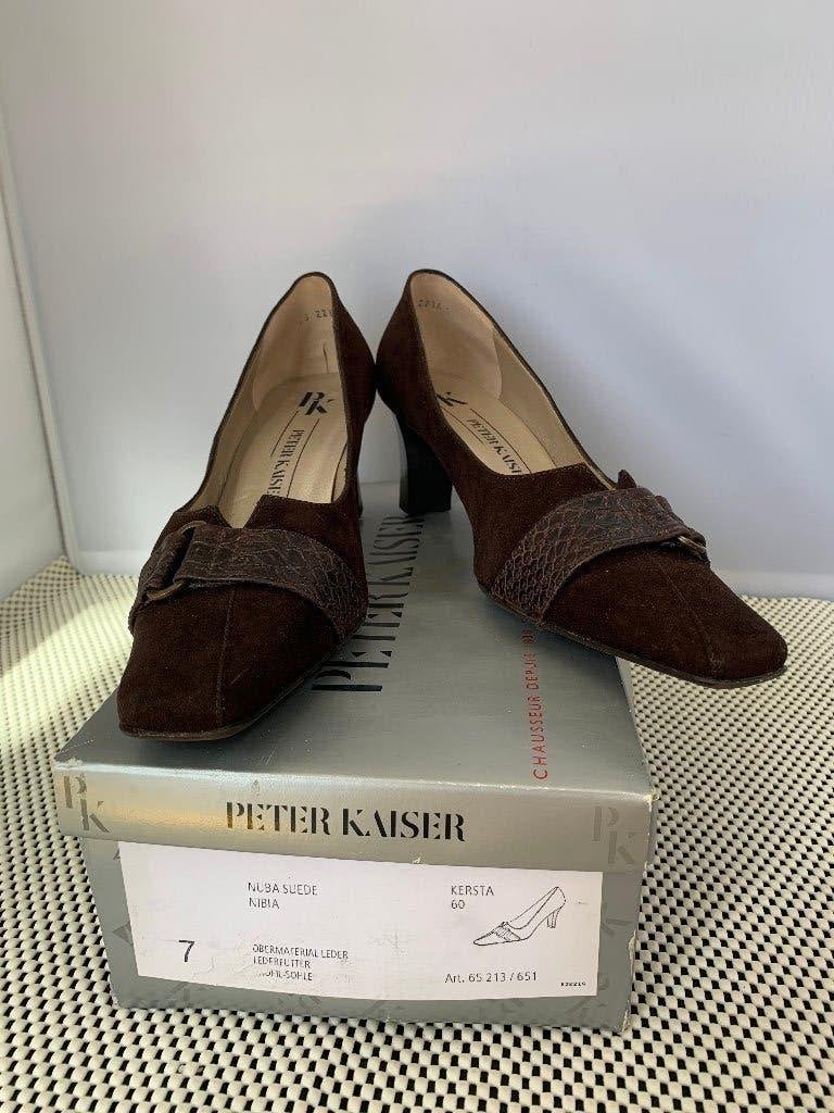 Peter Kaiser maat 40,5 parmantige bruine suède pumps., Kleding | Dames, Schoenen, Peter Kaiser, Bruin, Verzenden, Zo goed als nieuw
