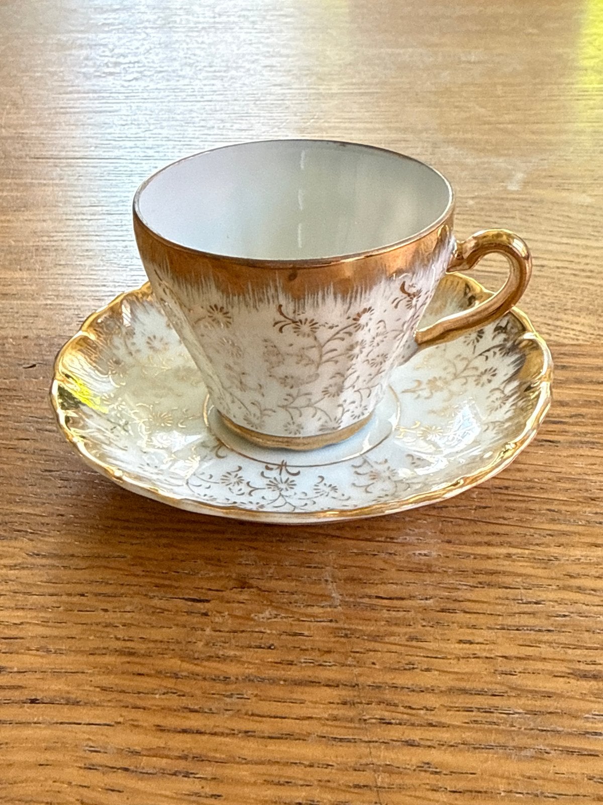 Antiek porseleinen kop en schotel met gouden decoratie, Ophalen of Verzenden