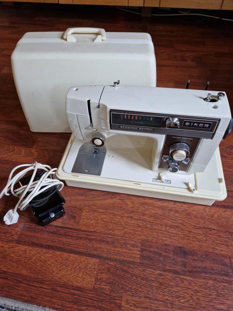 Einer Naaimachine met verschillende steken en koffer, Hobby en Vrije tijd, Naaimachines en Toebehoren, Ophalen of Verzenden, Gebruikt
