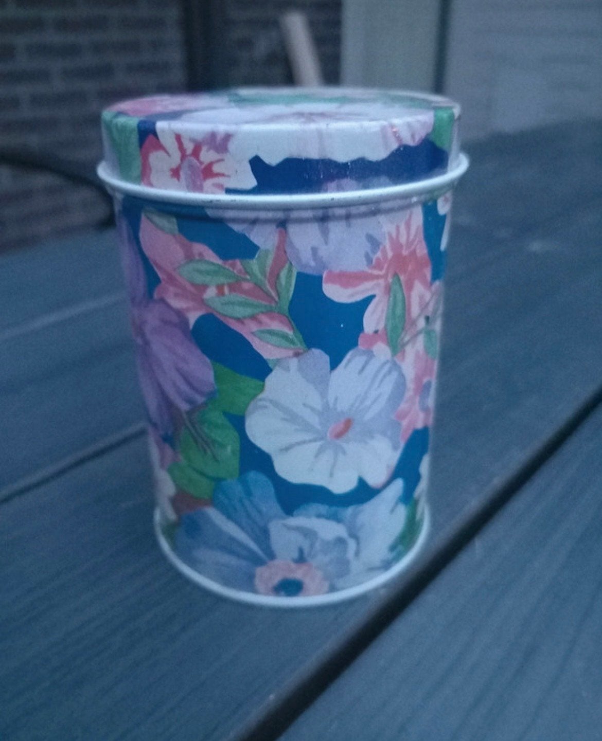 Metalen blikje met bloemenprint, Gebruikt, Meerkleurig, Overige stijlen, Ophalen of Verzenden