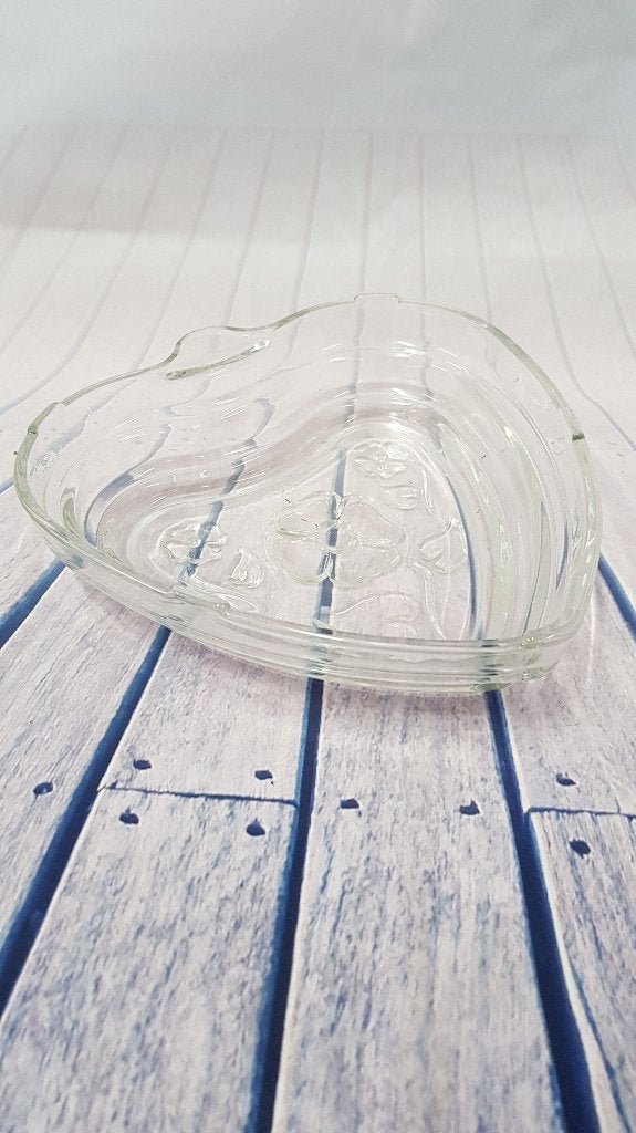 Vintage puddingvorm van glas, hart formaat, met bloemen. 7A3, Tweedehands verkoop, Tweedehands verkoop, Gebruikt, Ophalen of Verzenden