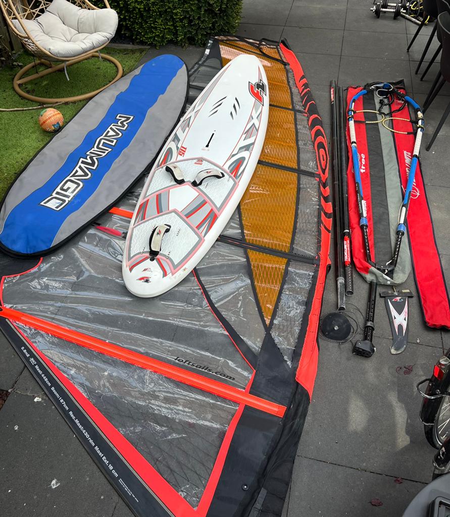 Complete windsurfset (loftsails 5.8m + F2 115L + toebehoren), Watersport en Boten, Windsurfen, Zo goed als nieuw, Complete set