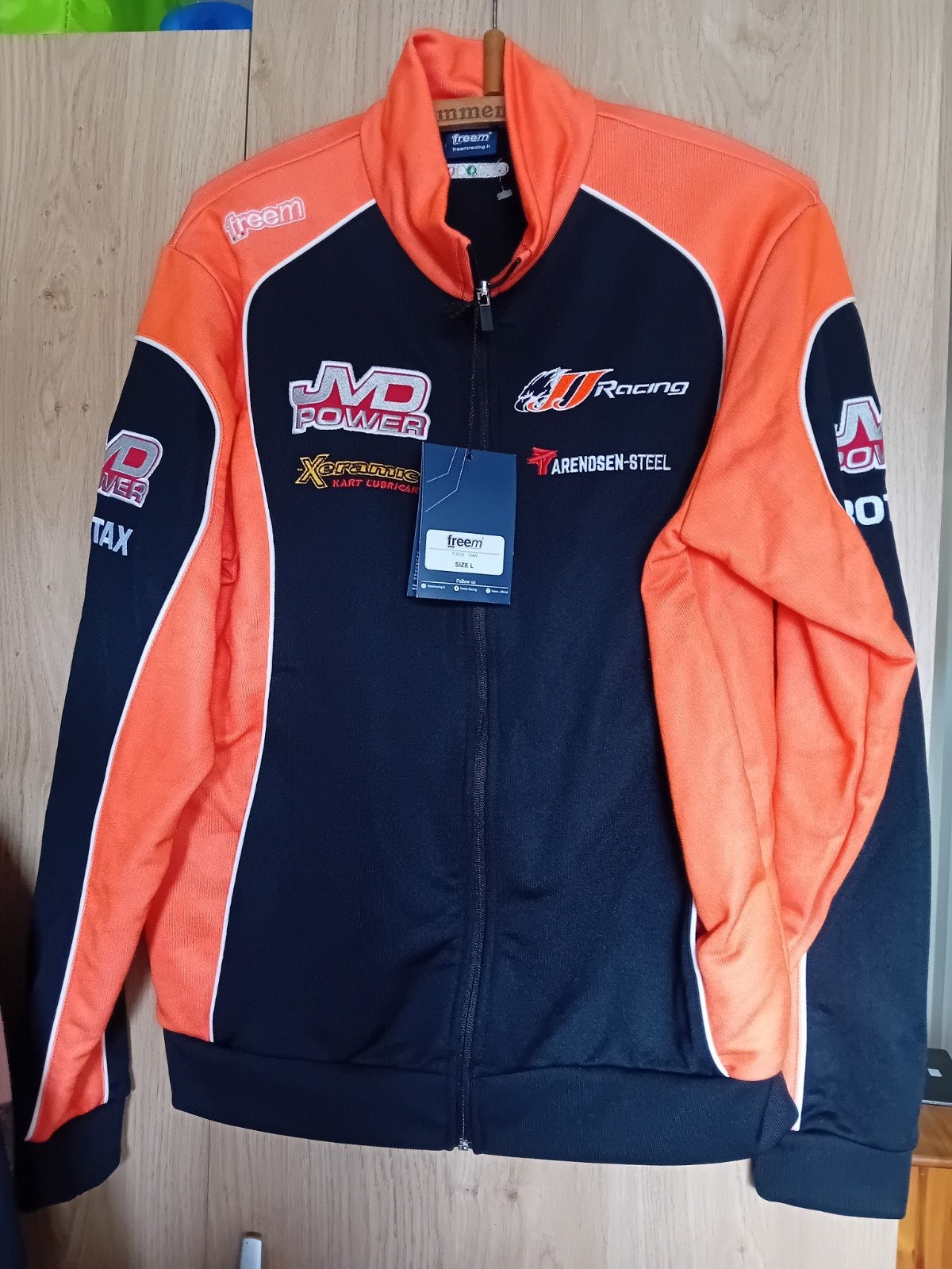Nieuwe sportjas - Freem - Zwart/Oranje, Kleding | Heren, Sportkleding, Maat 52/54 (L), Meerkleurig, Nieuw, Ophalen of Verzenden