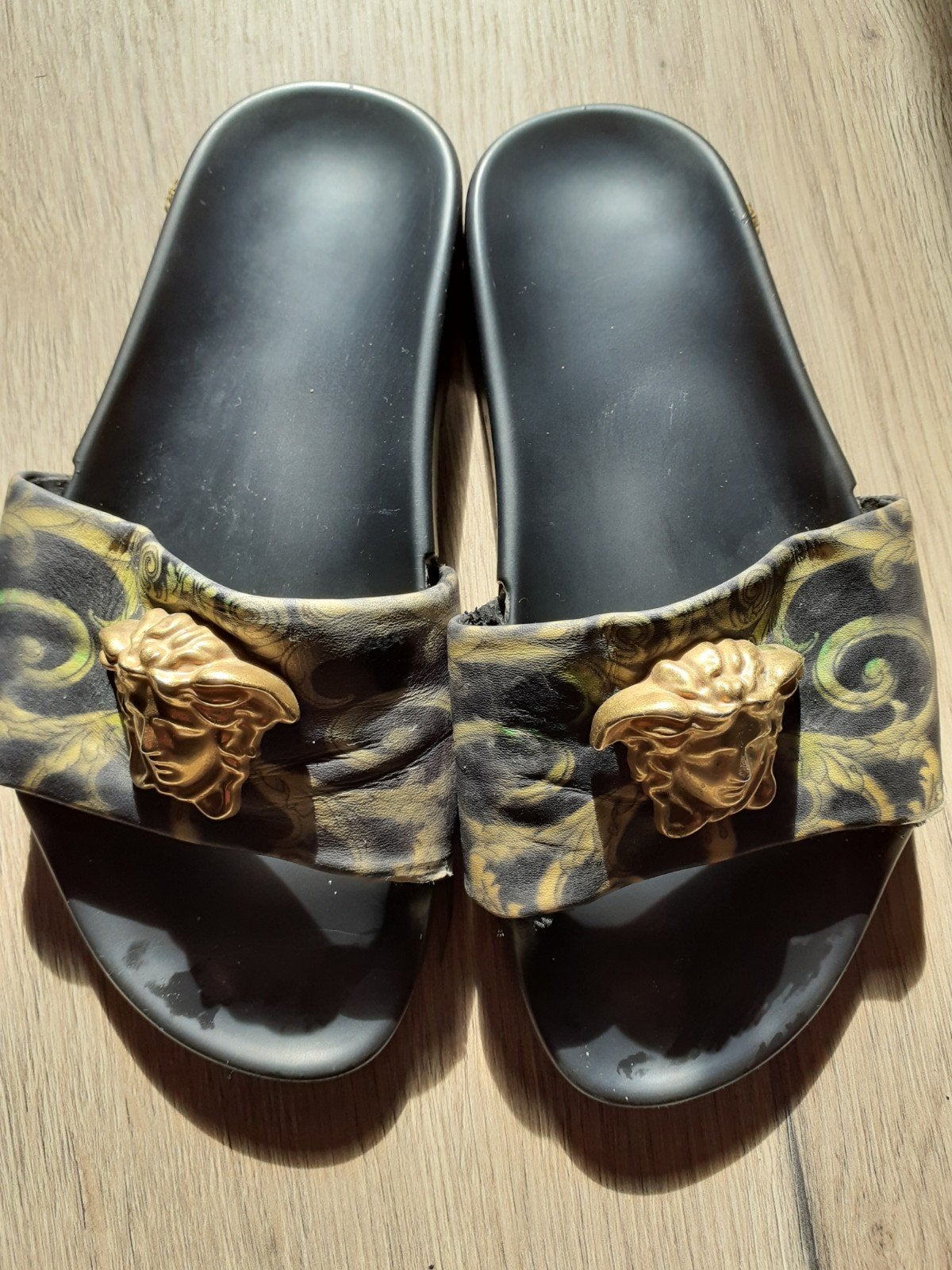 versace slippers dames maat 36, Kleding | Dames, Schoenen, Ophalen of Verzenden, Zo goed als nieuw, Zwart