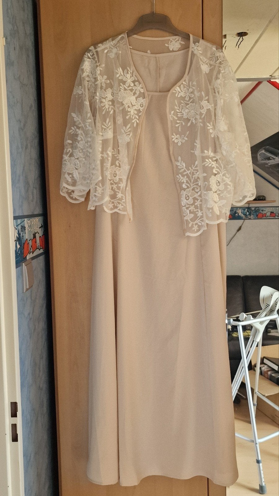 Elegante beige galajurk met kanten bolero, Kleding | Dames, Galajurk, Beige, Maat 42/44 (L), Ophalen of Verzenden