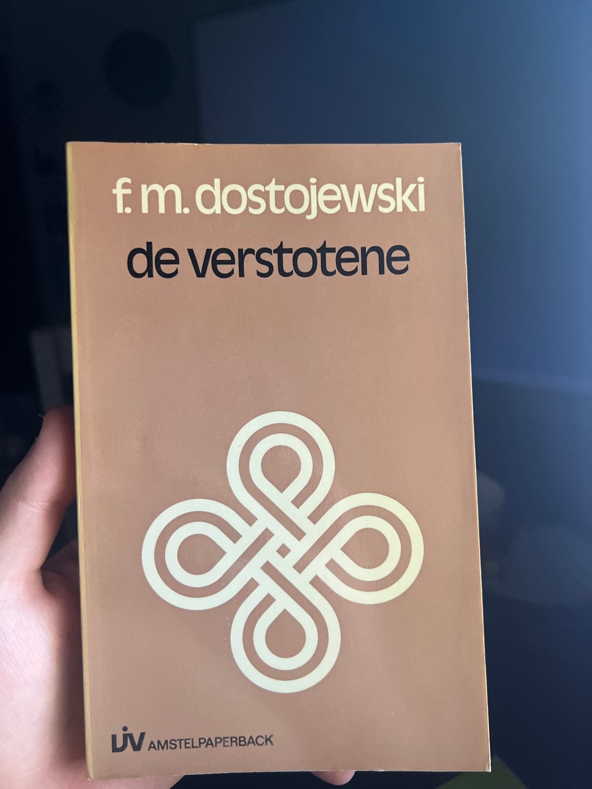 F.M. Dostojevski - De Verstotenen (Amstelpaperback), Boeken, Ophalen of Verzenden, Gelezen, Nederland