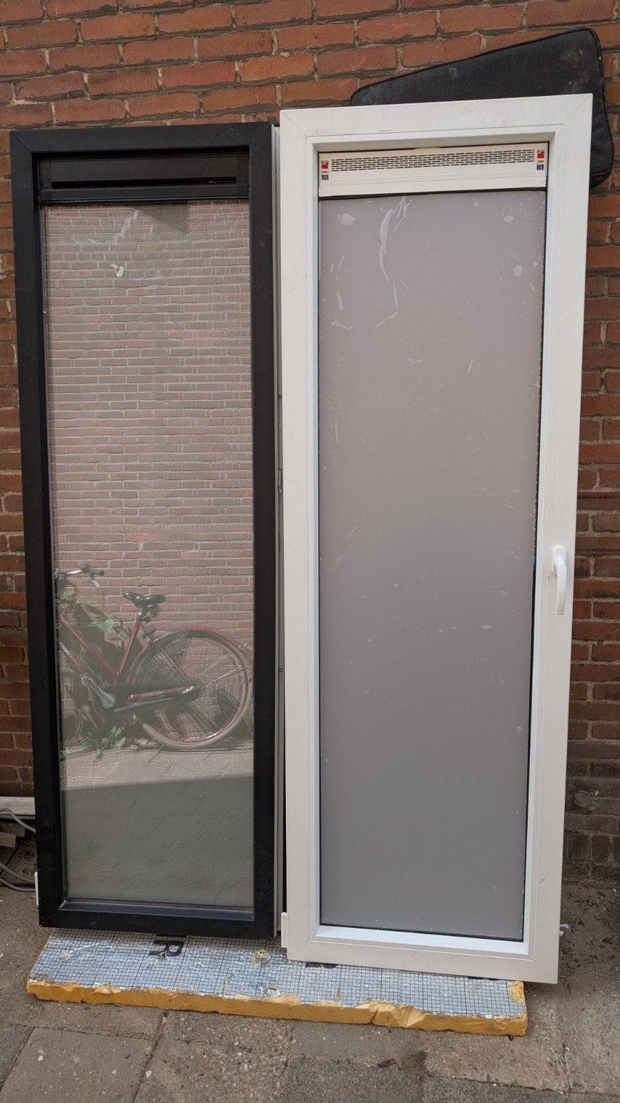2x Kunststof kozijnen met ramen (links- en rechtsdraaiend), Doe-het-zelf en Verbouw, Kozijnen en Schuifpuien, Gebruikt, Raamkozijn
