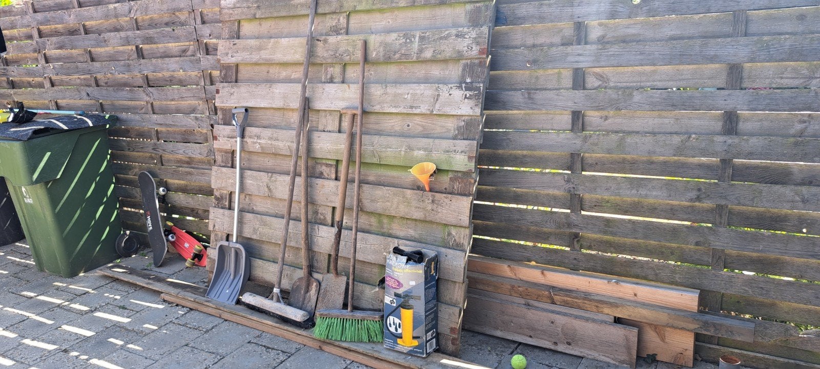 Schuttingdelen, houten palen en Europallets, Tuin en Terras, Schuttingen, Ophalen, Gebruikt, Hout