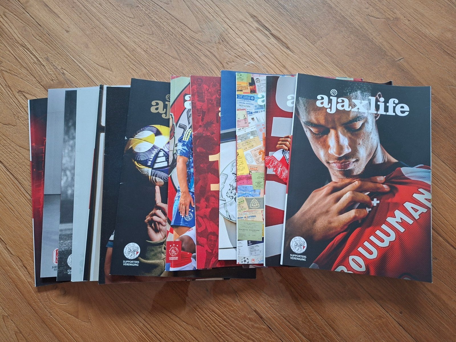 Ajax Life Magazine - 13 voetbaltijdschriften, Ophalen of Verzenden, Gelezen, Sport en Vrije tijd
