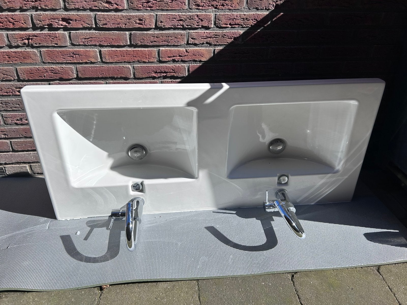 Gratis ! Dubbele wastafel 120 cm inclusief kranen, Doe-het-zelf en Verbouw, Sanitair, Ophalen, Gebruikt, Wastafel