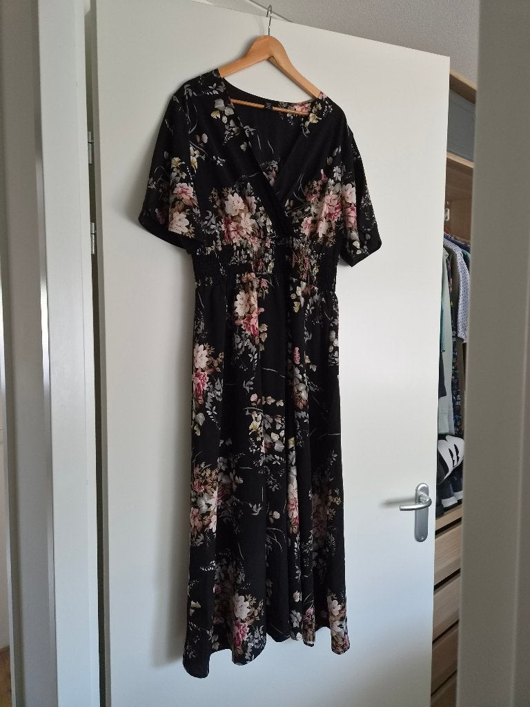 SHEIN Curve bloemenjurk zwart – 2XL, Kleding | Dames, Zwart, Maat 46/48 (XL) of groter, Ophalen of Verzenden, Zo goed als nieuw