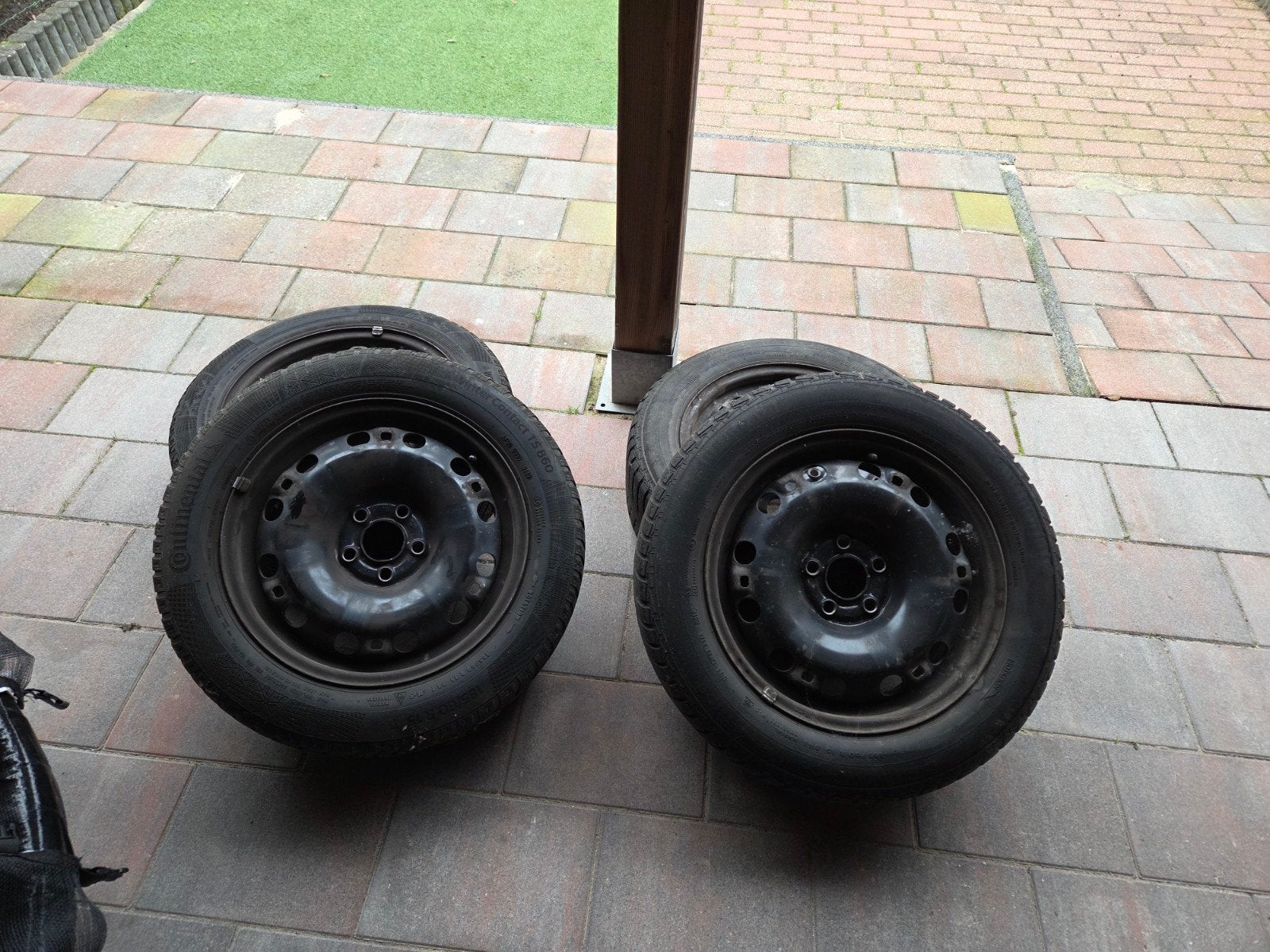 Winterbanden met velgen en wieldoppen., Ophalen, Gebruikt, 15 inch, Banden en Velgen