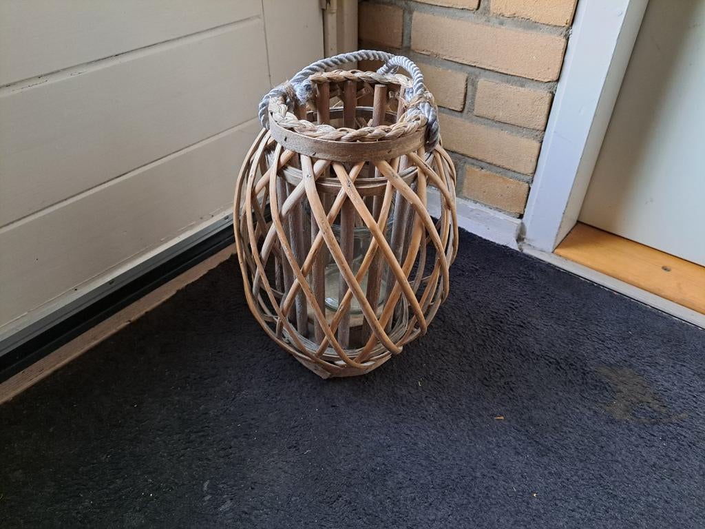 Mooie grote rieten windlicht zgan, Huis en Inrichting, Woonaccessoires | Kandelaars en Kaarsen, Ophalen, Zo goed als nieuw