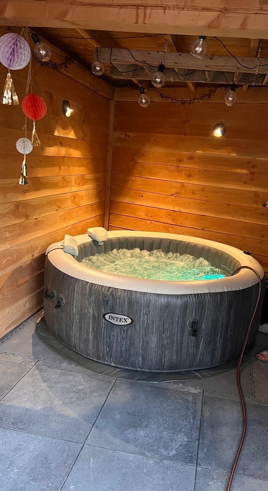 Intex Opblaasbare Jacuzzi met 4 Hoofdsteunen en Reinigingsmi, Ophalen, Gebruikt, Rond, Opblaaszwembad