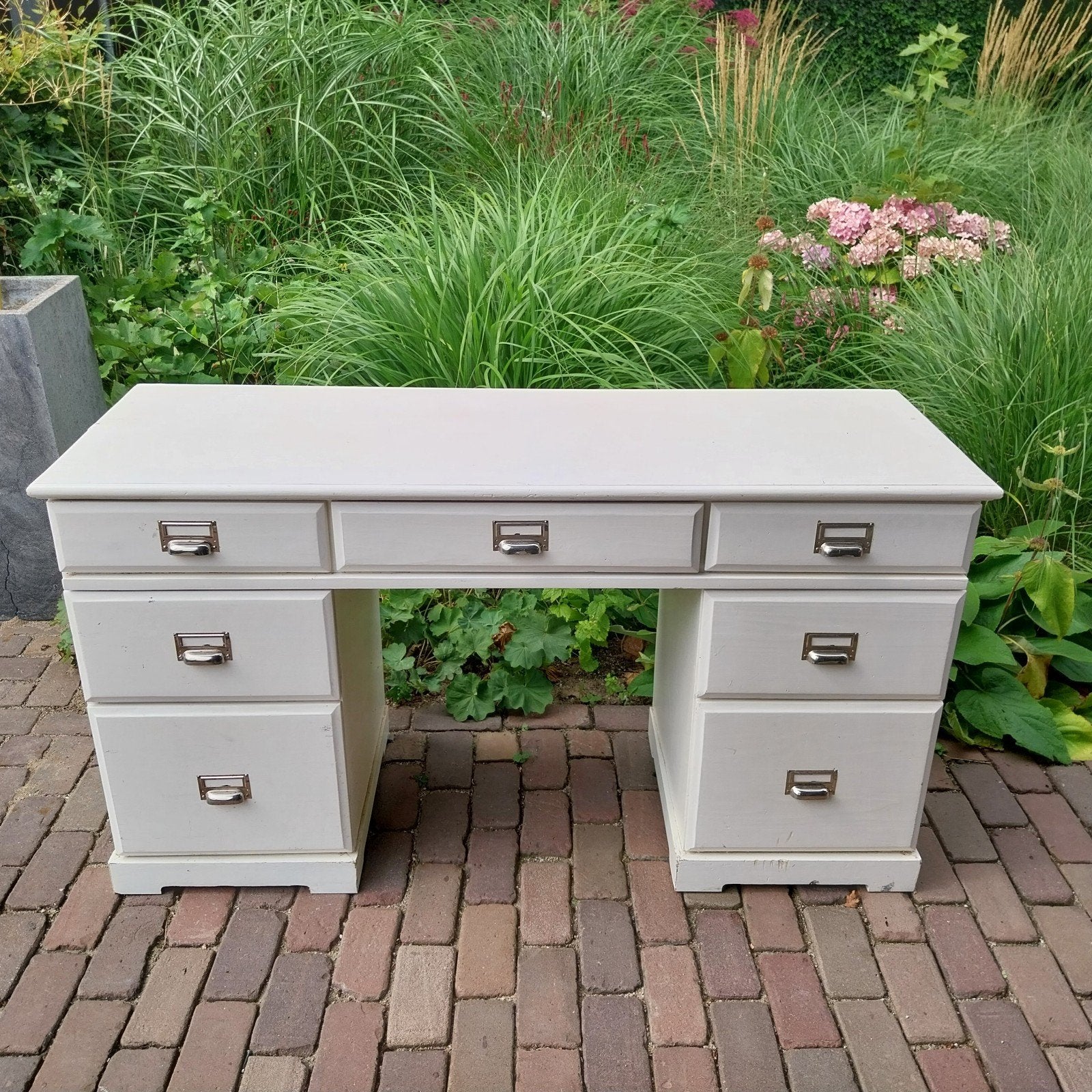 Vintage bureau met lades - Crème wit, Huis en Inrichting, Bureaus, Ophalen, Gebruikt, Hout, Vintage