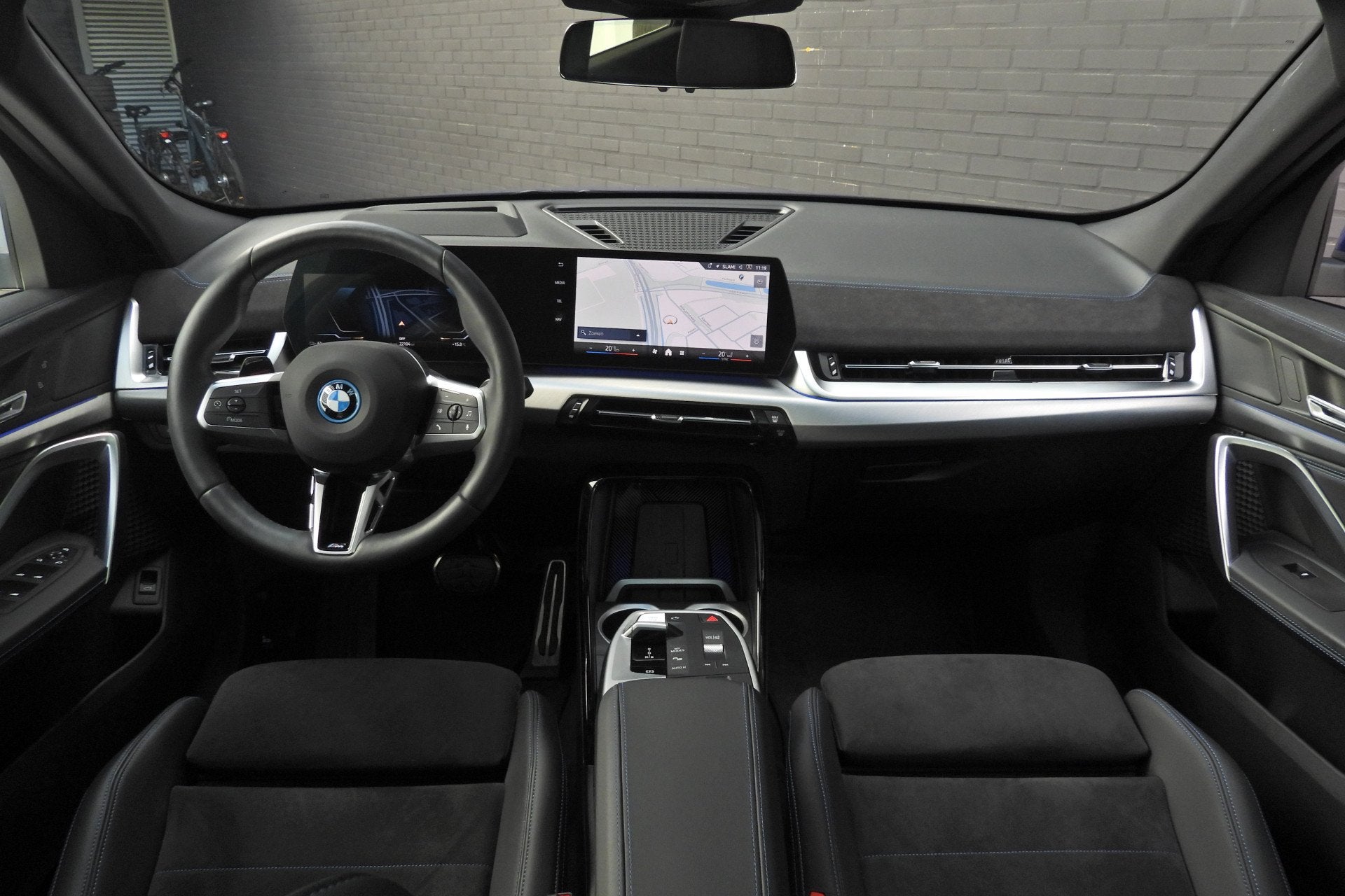 BMW iX2 eDrive20 M Sport / Panoramadak / Sportstoelen / Park, Auto's, BMW, Met garantie (alle), Origineel Nederlands, 204 pk, SUV of Terreinwagen