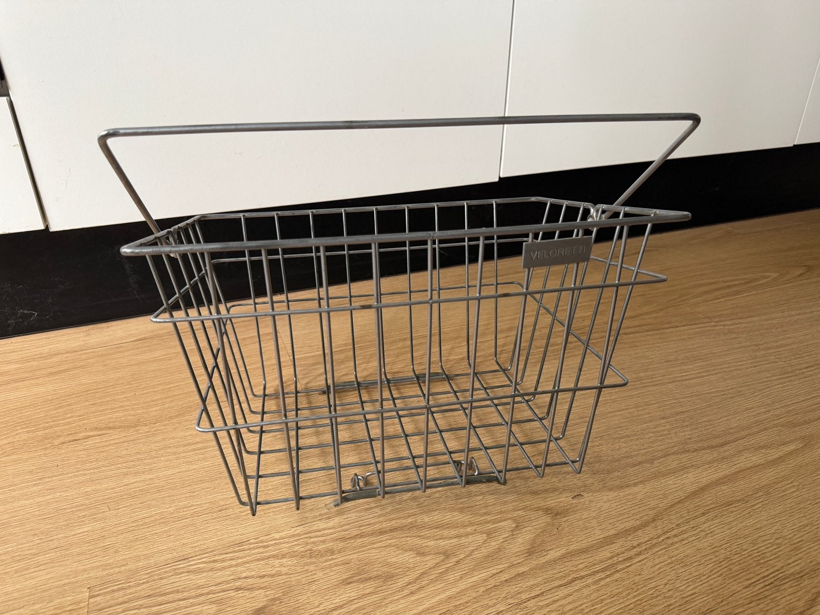 Veloretti fietsmand zilver, Huis en Inrichting, Woonaccessoires | Krantenbakken en Lectuurbakken, Ophalen of Verzenden, Zo goed als nieuw