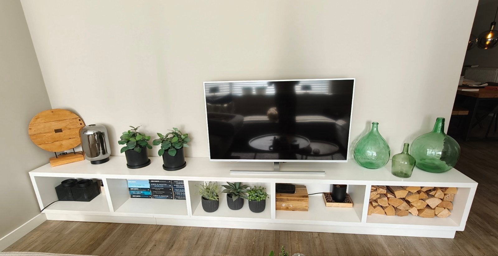 Stijlvol wit TV-meubel van MDF, Ophalen, 25 tot 50 cm, 200 cm of meer, Minder dan 100 cm