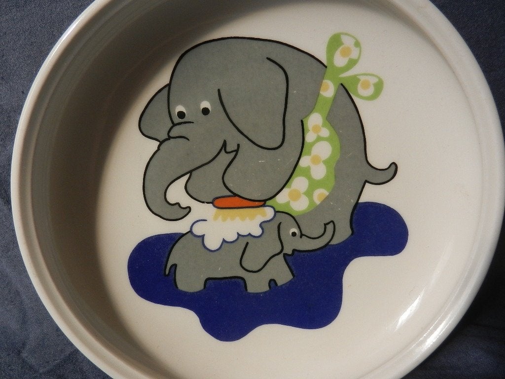 Schaal met Moederolifant die babyolifant wast Arabia Finland, Arabia, Vintage, Ophalen of Verzenden, Porselein