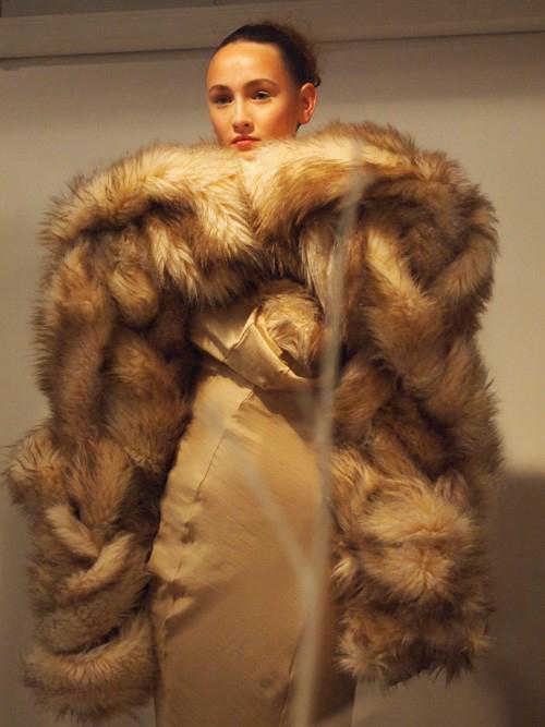 Ilja Visser haute couture object faux fur XXL stola, Ophalen of Verzenden