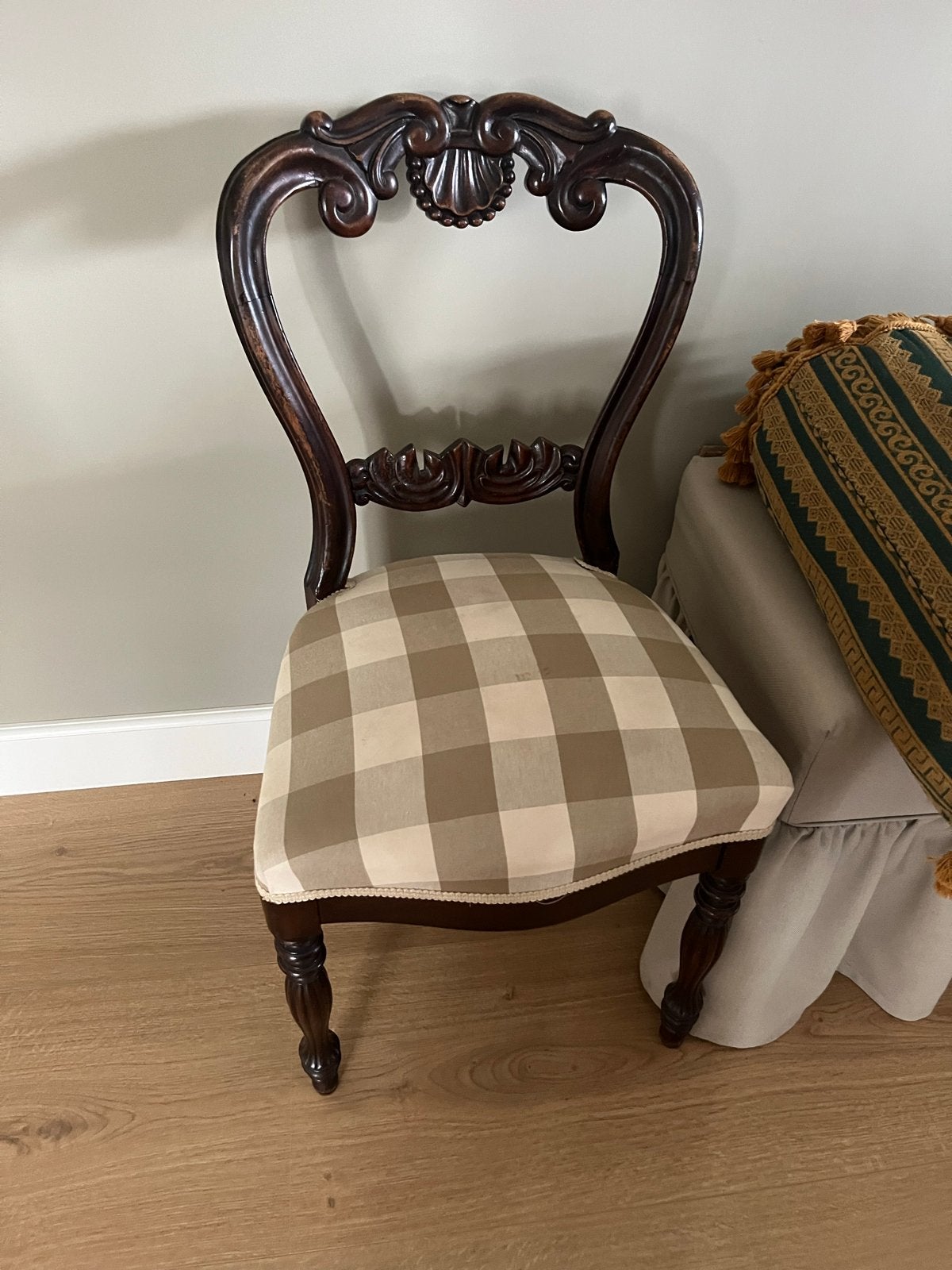 Antieke stoel met geruite bekleding, Ophalen