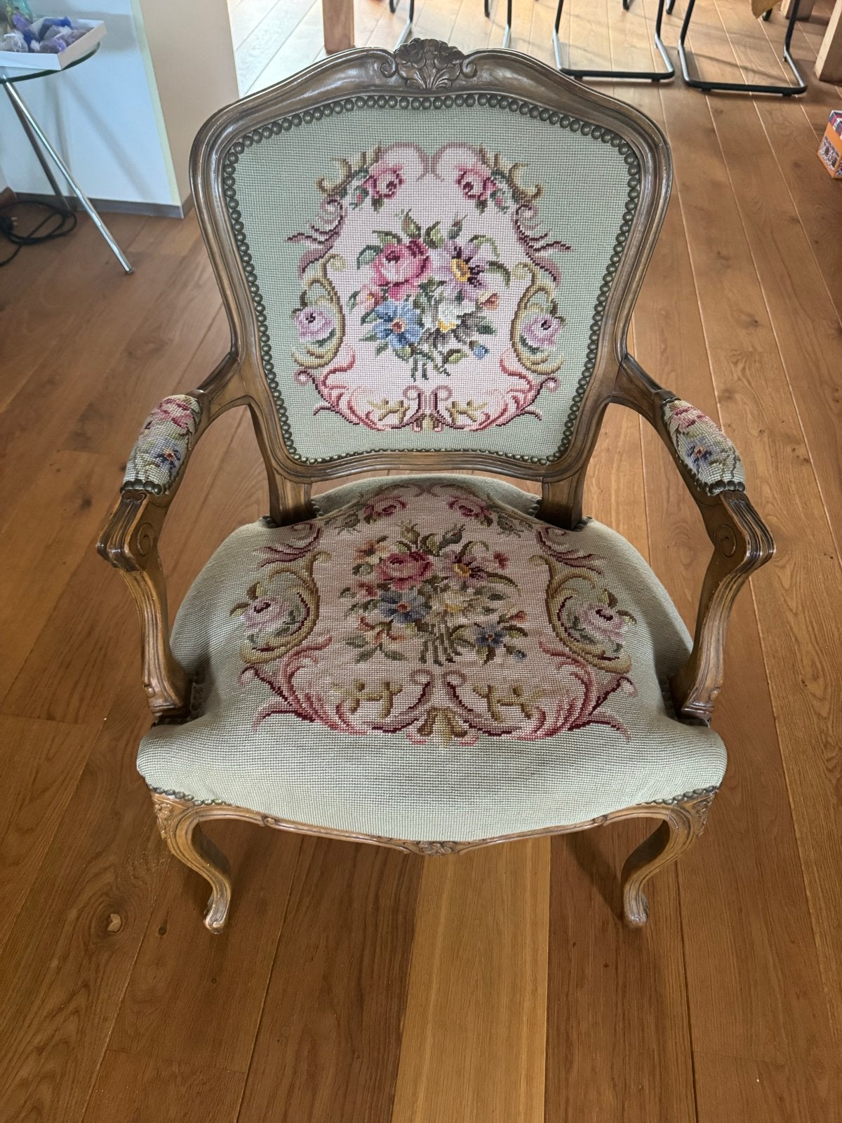 Antieke fauteuil met geborduurde bekleding, Ophalen