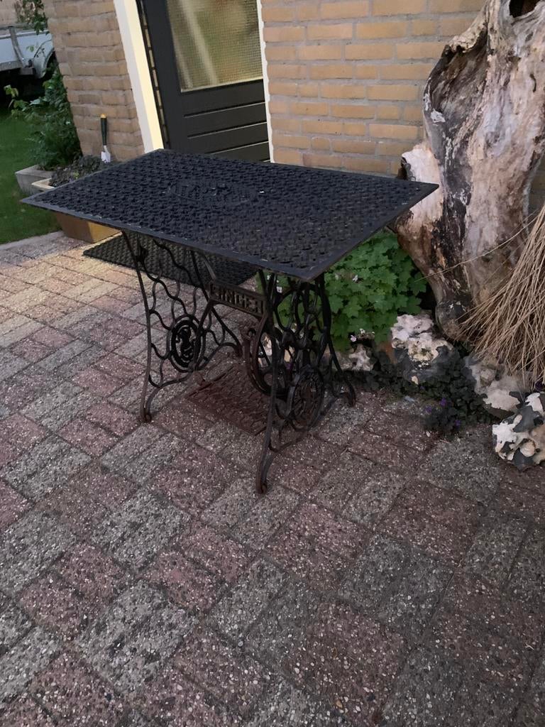 Mooie tuin tafeltje s 2 stuks giet ijzer onderstel., Tuin en Terras, Tuintafels, Ophalen of Verzenden, Zo goed als nieuw, Rond