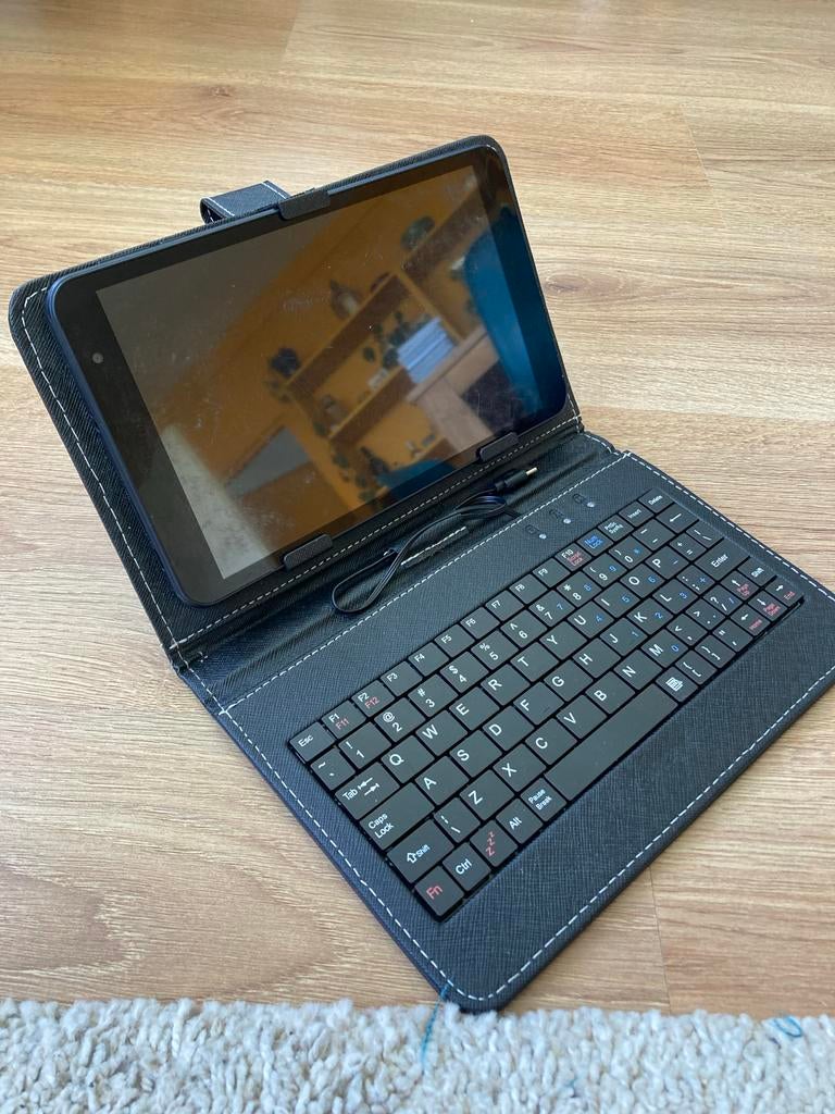 Tablet met toetsenbord en hoes, Computers en Software, Ophalen of Verzenden, Wi-Fi, Gebruikt, Usb-aansluiting