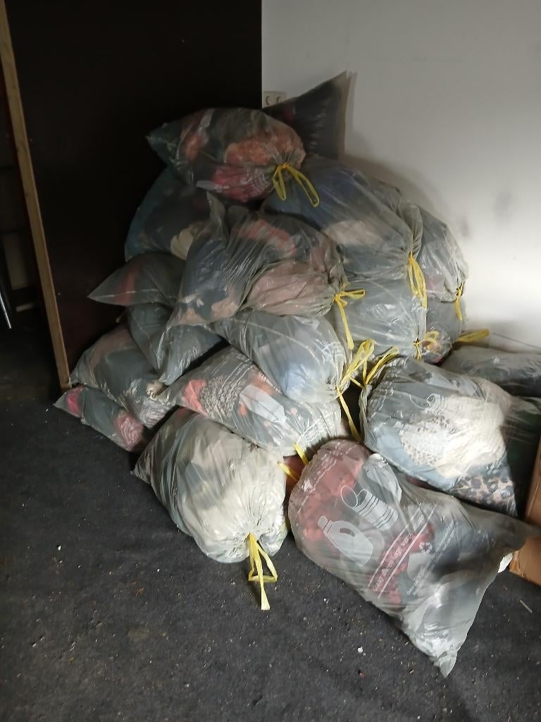 10 zakken kleding uitgezocht 80/90% dames, Ophalen, Gedragen