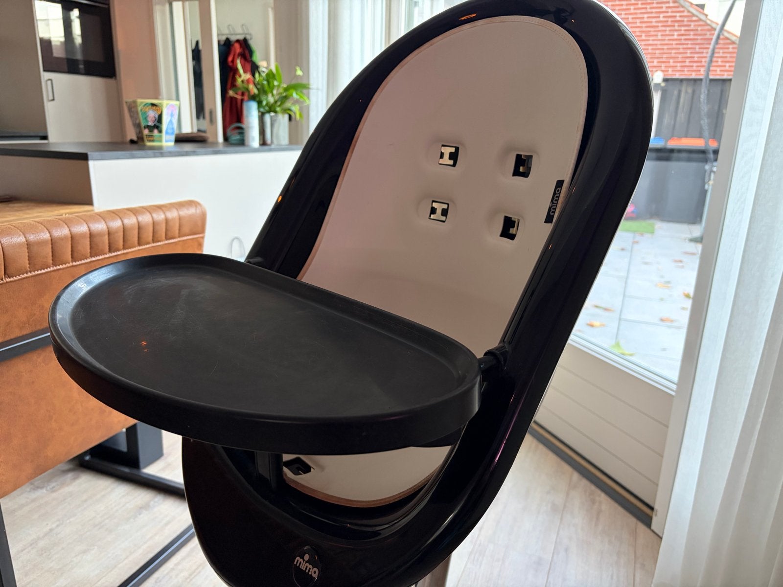 Mima Moon kinderstoel - Zwart met wit zitje, Kinderen en Baby's, Ophalen, Gebruikt, Meegroeistoel, Afneembaar eetblad