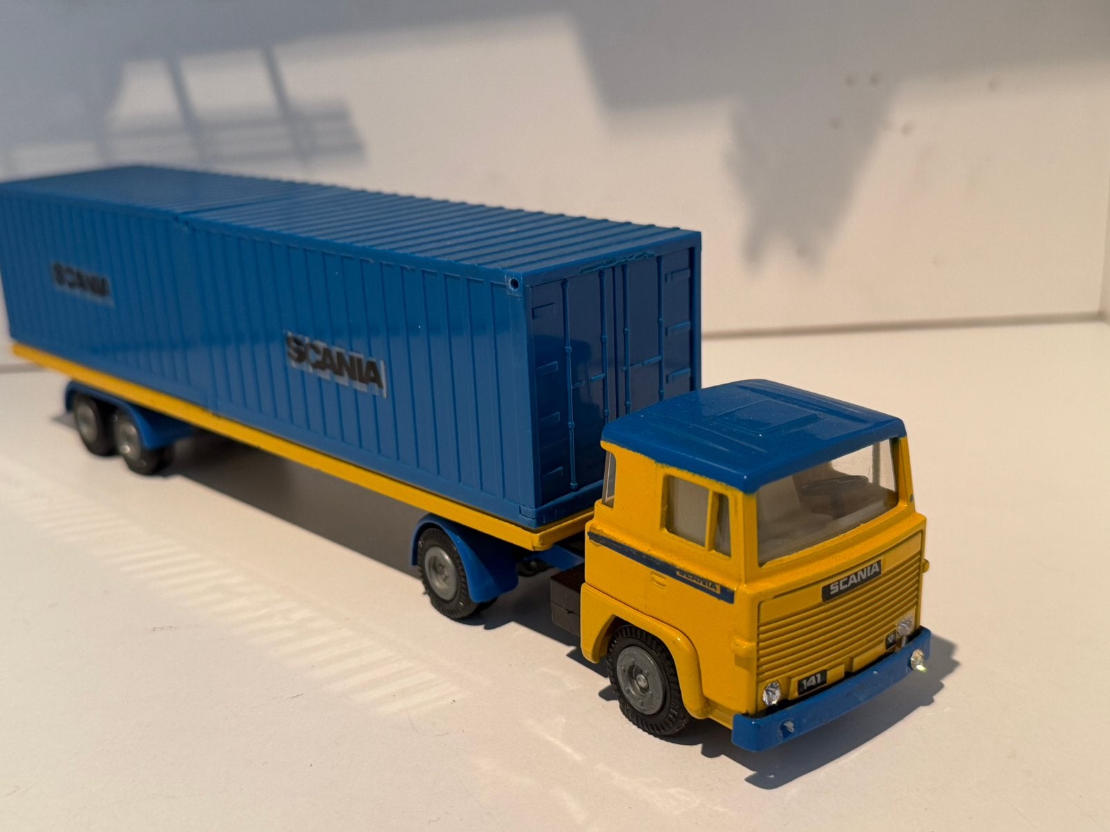 Tekno Scania 141 vrachtwagen met oplegger en containers, Hobby en Vrije tijd, Ophalen of Verzenden, Gebruikt, Overige merken