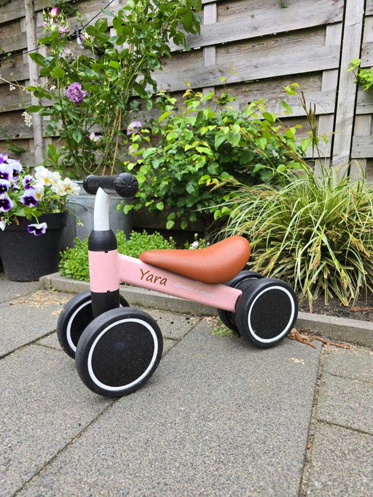 Roze loopfietsje voor peuters - Yara, Kinderen en Baby's, Speelgoed | Buiten | Voertuigen en Loopfietsen, Ophalen, Zo goed als nieuw